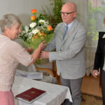 Aniela Sadaj z Sandomierza obchodzi dzisiaj setną rocznicę urodzin. Z tej okazji jubilatkę odwiedził burmistrz Sandomierza Marek Bronkowski wraz z Haliną Sroczyńską, kierownikiem Urzędu Stanu Cywilnego. Ze względu na stan zdrowia pani Anieli, kwiaty i pamiątkowy album od burmistrza przyjęła córka jubilatki / Urząd Miasta Sandomierz