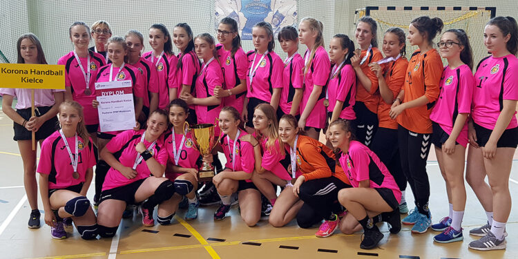 Korona Handball Kielce zwyciężyła w turnieju finałowym o Puchar Związku Piłki Ręcznej w Polsce w kategorii młodziczek, który ma rangę mistrzostw Polski w tej kategorii wiekowej / Maciej Makuła / Radio Kielce