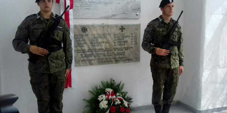Na cmentarzu wojennym w Pińczowie odsłonięto dwie tablice poświęcone poległym w trakcie II wojny światowej żołnierzom / Joanna Strączek