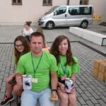 Kielce. Warsztaty „Orientalna ceramika - szacunek dla Syrii” przed Instytutem Dizajnu. Na zdjęciu: wolontariusze MOPR. Od lewej: Katarzyna Woś, Łukasz Miernik i Katarzyna Mróz / Katarzyna Prędotka / Radio Kielce