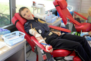 Świętokrzyscy policjanci oddają krew w odpowiedzi na apel dotyczący braku tego bezcennego leku w szpitalach / KWP Kielce