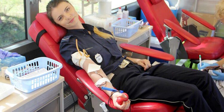Świętokrzyscy policjanci oddają krew w odpowiedzi na apel dotyczący braku tego bezcennego leku w szpitalach / KWP Kielce
