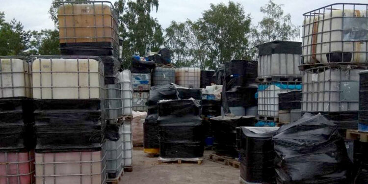 Składowisko niebezpiecznych i łatwopalnych odpadów w Nowinach / KWP Kielce