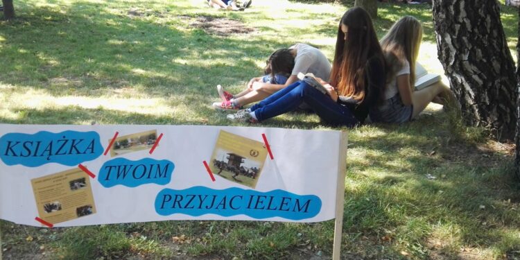 Akcja masowego czytania książek / Emilia Sitarska / Radio Kielce