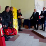 Wręczenie sprzętu ratowniczego zakupionego w ramach Funduszu Sprawiedliwości. Na zdjęciu strażacy z jednostki w Baćkowicach, wójt gminy Baćkowice Marian Partyka, radny Krzysztof Grzyb i przewodniczący rady gminy Stanisław Frejlich / Emilia Sitarska / Radio Kielce