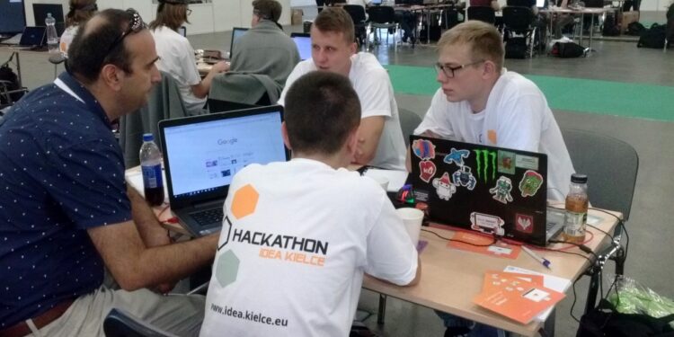 Rozpoczął się kielecki Hackathon / Mateusz Kaczmarczyk / Radio Kielce