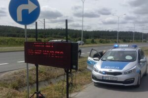 Akcja policji związana z bezpieczeństwem na drodze. Przy ulicy Krakowskiej pojawił się punkt kontroli / Mateusz Kaczmarczyk / Radio Kielce