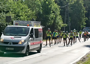 Narciarze z Uczniowskiego Klubu Sportowego Rawa Siedlce wspólnie z trenerami po raz czwarty pielgrzymują do Częstochowy na nartorolkach / Jakub Rożek / Radio Kielce