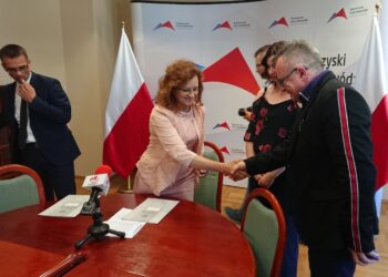 Kielce. Świętokrzyski Urząd Wojewódzki. Podpisanie umów w ramach programu Maluch Plus / Daniel Lenart / Radio Kielce