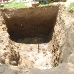 Prace archeologiczne związane z poszukiwaniem ofiar komunistycznego terroru na cmentarzu Piaski w Kielcach / Leszek Bukowski / Kielecka delegatura IPN