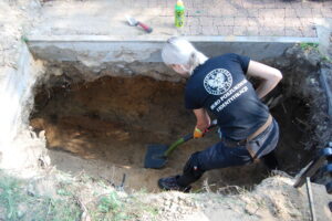 Prace archeologiczne związane z poszukiwaniem ofiar komunistycznego terroru na cmentarzu Piaski w Kielcach / Leszek Bukowski / Kielecka delegatura IPN