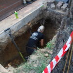 Prace archeologiczne związane z poszukiwaniem ofiar komunistycznego terroru na cmentarzu Piaski w Kielcach / Leszek Bukowski / Kielecka delegatura IPN