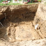 Prace archeologiczne związane z poszukiwaniem ofiar komunistycznego terroru na cmentarzu Piaski w Kielcach / Leszek Bukowski / Kielecka delegatura IPN