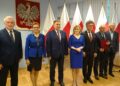 Kielce. Przekazanie pieniędzy na świętokrzyskie drogi. Na zdjęciu od lewej: Andrzej Bętkowski - wicewojewoda świętokrzyski, Agata Wojtyszek - wojewoda świętokrzyski, poseł Marek Kwitek, posłanka Anna Krupka, senator Krzysztof Słoń, Marian Buras - burmistrz Morawicy / Michał Kita / Radio Kielce