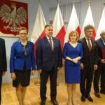 Kielce. Przekazanie pieniędzy na świętokrzyskie drogi. Na zdjęciu od lewej: Andrzej Bętkowski - wicewojewoda świętokrzyski, Agata Wojtyszek - wojewoda świętokrzyski, poseł Marek Kwitek, posłanka Anna Krupka, senator Krzysztof Słoń, Marian Buras - burmistrz Morawicy / Michał Kita / Radio Kielce