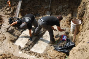 Prace archeologiczne związane z poszukiwaniem ofiar komunistycznego terroru na cmentarzu Piaski w Kielcach / Leszek Bukowski / Kielecka delegatura IPN