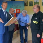 Przekazanie sprzętu zakupionego z funduszu sprawiedliwości ochotniczym strażom pożarnym z terenu gminy Piekoszów / Marcin Różyc / Radio Kielce