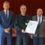 Przekazanie sprzętu zakupionego z funduszu sprawiedliwości ochotniczym strażom pożarnym z terenu gminy Piekoszów / Marcin Różyc / Radio Kielce