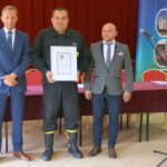 Przekazanie sprzętu zakupionego z funduszu sprawiedliwości ochotniczym strażom pożarnym z terenu gminy Piekoszów / Marcin Różyc / Radio Kielce