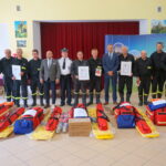 Przekazanie sprzętu zakupionego z funduszu sprawiedliwości ochotniczym strażom pożarnym z terenu gminy Piekoszów / Marcin Różyc / Radio Kielce