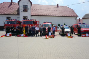 Przekazanie sprzętu zakupionego z funduszu sprawiedliwości ochotniczym strażom pożarnym z terenu gminy Piekoszów / Marcin Różyc / Radio Kielce