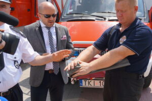 Przekazanie sprzętu zakupionego z funduszu sprawiedliwości ochotniczym strażom pożarnym z terenu gminy Piekoszów / Marcin Różyc / Radio Kielce