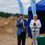Wmurowanie kamienia węgielnego pod budowę Powiatowego Zespołu Szkół. Michał godowski, starosta kielecki i Irena Marcisz, wójt Łopuszna / Michał Kita / Radio Kielce