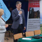 Wmurowanie kamienia węgielnego pod budowę Powiatowego Zespołu Szkół. Wójt Łopuszna Irena Marcisz i marszałek woj. świętokrzyskiego Adam Jarubas / Michał Kita / Radio Kielce