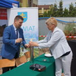 Wmurowanie kamienia węgielnego pod budowę Powiatowego Zespołu Szkół. Michał Godowski, starosta kielecki i Irena Marcisz, wójt Łopuszna / Michał Kita / Radio Kielce