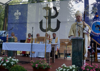 Rodzice „Rudego” patronami szkoły w Baryczy. Uroczystości nadania imienia placówce i poświęcenia sztandaru szkoły / Michał Kita / Radio Kielce