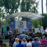 Rodzice „Rudego” patronami szkoły w Baryczy. Uroczystości nadania imienia placówce i poświęcenia sztandaru szkoły / Michał Kita / Radio Kielce