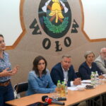 Mieszkańcy Wołowa nie chcą w swojej miejscowości kopalni piasku. W spotkaniu uczestniczyła poseł PO Marzena Okła-Drewnowicz (pierwsza z lewej) / Michał Kita / Radio Kielce