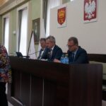 Kielce. Sesja absolutoryjna. Przemawia skarbnik miasta Barbara Nowak. W prezydium siedzą od lewej: Władysław Burzawa, Dariusz Kozak i Robert Siejka / Wiktor Dziarmaga / Radio Kielce