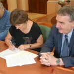 Podpisanie umów na modernizację ogródków działkowych / Kamil Król / Radio Kielce