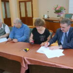 Podpisanie umów na modernizację ogródków działkowych / Kamil Król / Radio Kielce