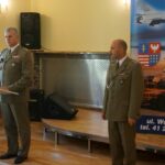 Kielce .Podpułkownik Wiesław Loch pożegnał się z mundurem. Na zdjęciu od lewej: pułkownik Jarosław Molisak - szef Wojewódzkiego Sztabu Wojskowego (przemawia) i podpułkownik Wiesław Loch / Michał Kita / Radio Kielce