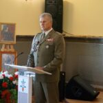 Kielce .Podpułkownik Wiesław Loch pożegnał się z mundurem. Na zdjęciu: pułkownik Jarosław Molisak - szef Wojewódzkiego Sztabu Wojskowego (przemawia) / Michał Kita / Radio Kielce