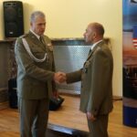 Kielce .Podpułkownik Wiesław Loch pożegnał się z mundurem. Na zdjęciu od lewej: pułkownik Jarosław Molisak - szef Wojewódzkiego Sztabu Wojskowego i podpułkownik Wiesław Loch / Michał Kita / Radio Kielce