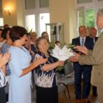 Kielce .Podpułkownik Wiesław Loch pożegnał się z mundurem. Na zdjęciu: pułkownik Jarosław Molisak - szef Wojewódzkiego Sztabu Wojskowego przyjmuje kwiaty / Michał Kita / Radio Kielce