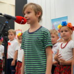 Podsumowanie akcji "Kielce czytają z małym misiem". "Misiową piosenkę" śpiewa Patryk Radomiak z Przedszkola Samorządowego nr 24 / Kamil Król / Radio Kielce