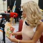 Podsumowanie akcji "Kielce czytają z małym misiem". Bajki dzieciom czyta sekretarz redakcji Radia Kielce Renata Morąg / Kamil Król / Radio Kielce