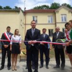 Otwarcie boiska wielofunkcyjnego przy Zespole Szkół Centrum Kształcenia Rolniczego w Chrobrzu. Na zdjęciu: poseł Michał Cieślak / Kamil Włosowicz / Radio Kielce