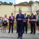 Otwarcie boiska wielofunkcyjnego przy Zespole Szkół Centrum Kształcenia Rolniczego w Chrobrzu. Na zdjęciu: poseł Marek Kwitek / Kamil Włosowicz / Radio Kielce