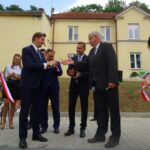 Otwarcie boiska wielofunkcyjnego przy Zespole Szkół Centrum Kształcenia Rolniczego w Chrobrzu. Na zdjęciu: wiceminister rolnictwa Rafał Romanowski i Jerzy Trzepatowski - dyrektor szkoły / Kamil Włosowicz / Radio Kielce