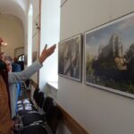 Otwarcie wystawy prezentującej 21 fotorealistycznych grafik Pińczowskiego Zespołu Zamkowego w Muzeum Regionalnym w Pińczowie. / Kamil Włosowicz / Radio Kielce