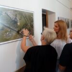 Otwarcie wystawy prezentującej 21 fotorealistycznych grafik Pińczowskiego Zespołu Zamkowego w Muzeum Regionalnym w Pińczowie. / Kamil Włosowicz / Radio Kielce