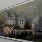 Otwarcie wystawy prezentującej 21 fotorealistycznych grafik Pińczowskiego Zespołu Zamkowego w Muzeum Regionalnym w Pińczowie. / Kamil Włosowicz / Radio Kielce