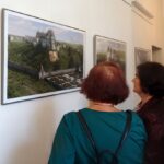 Otwarcie wystawy prezentującej 21 fotorealistycznych grafik Pińczowskiego Zespołu Zamkowego w Muzeum Regionalnym w Pińczowie. / Kamil Włosowicz / Radio Kielce