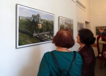 Otwarcie wystawy prezentującej 21 fotorealistycznych grafik Pińczowskiego Zespołu Zamkowego w Muzeum Regionalnym w Pińczowie. / Kamil Włosowicz / Radio Kielce