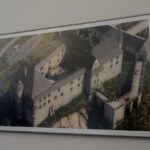 Otwarcie wystawy prezentującej 21 fotorealistycznych grafik Pińczowskiego Zespołu Zamkowego w Muzeum Regionalnym w Pińczowie. / Kamil Włosowicz / Radio Kielce